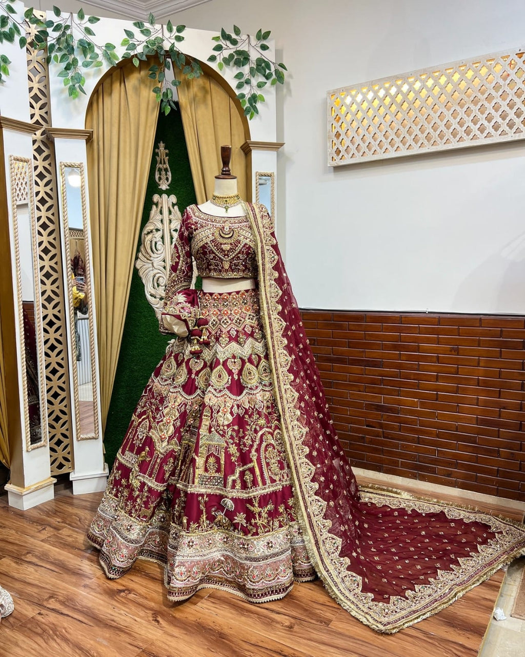 INTZAR HERITAGE STORY MAROON